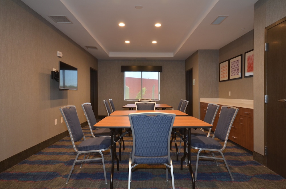 holiday inn express and suites oklahoma city mid a