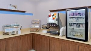 holiday inn express and suites lexington east winc