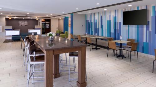holiday inn express and suites lexington east winc