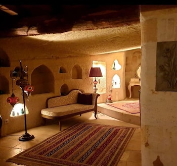sinasos palace cave hotel