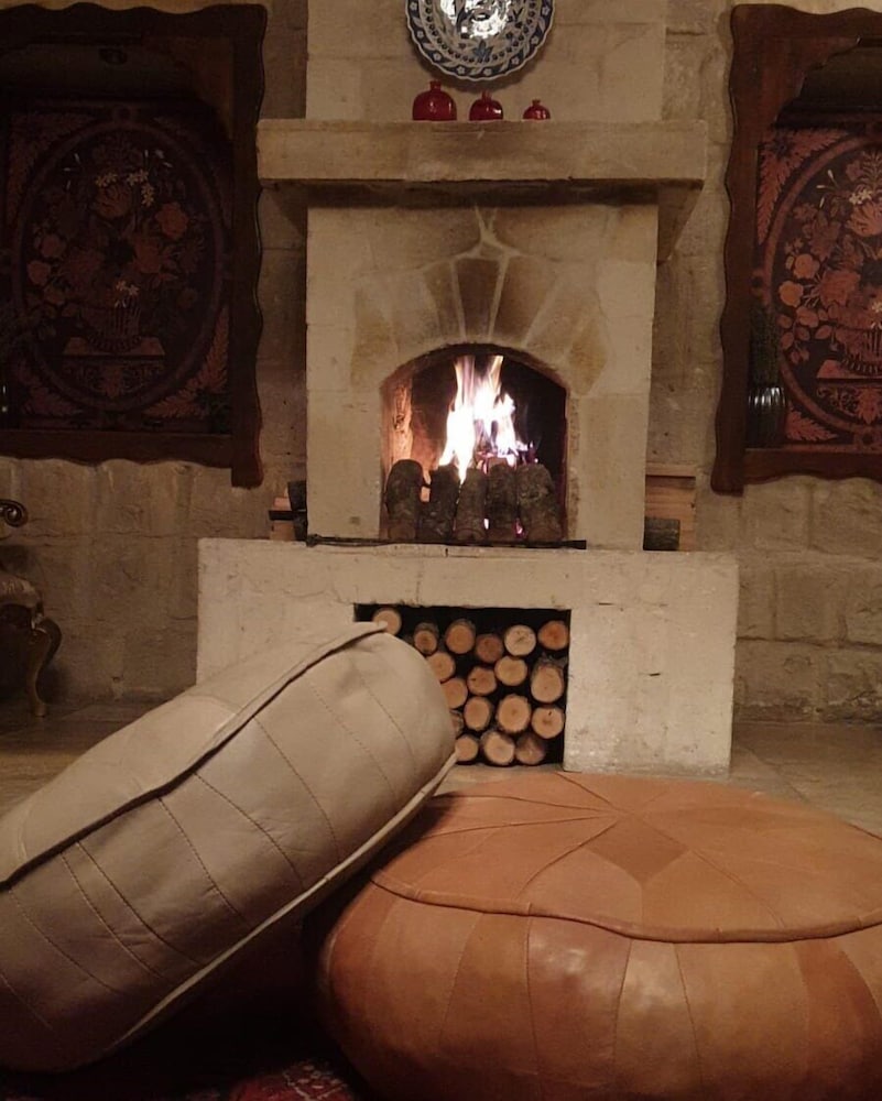 sinasos palace cave hotel