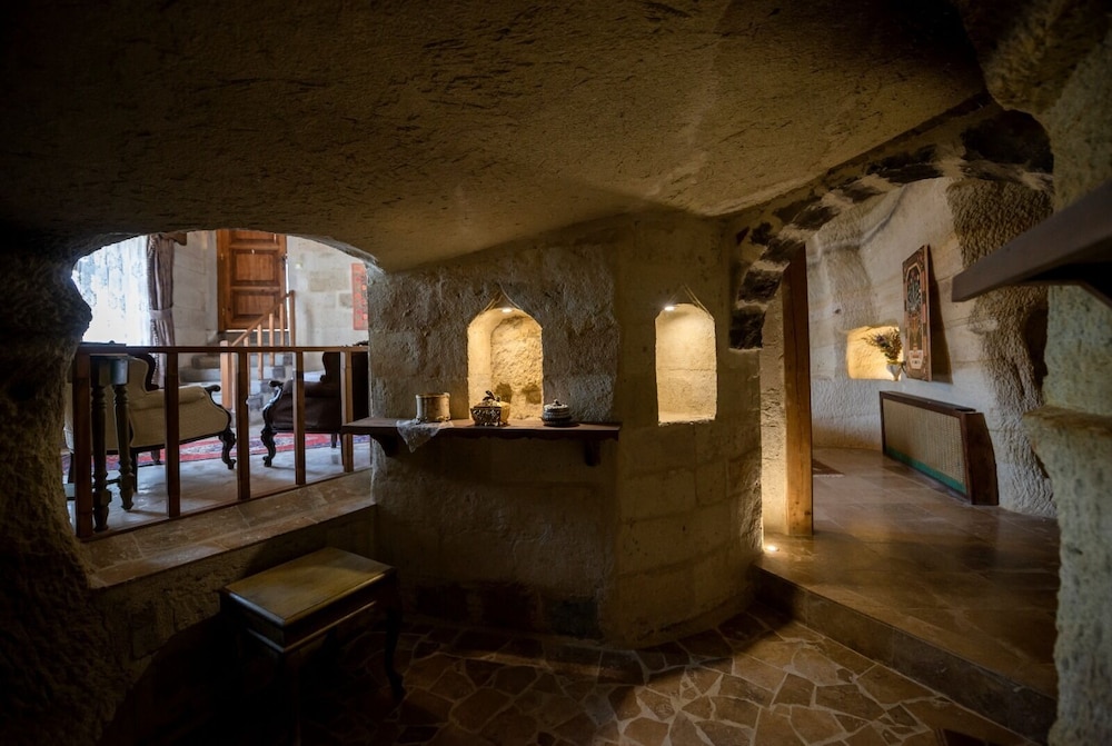 sinasos palace cave hotel