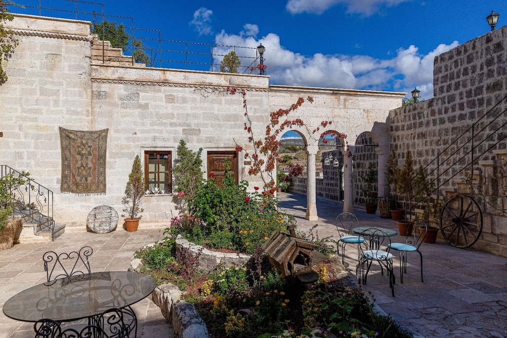 sinasos palace cave hotel