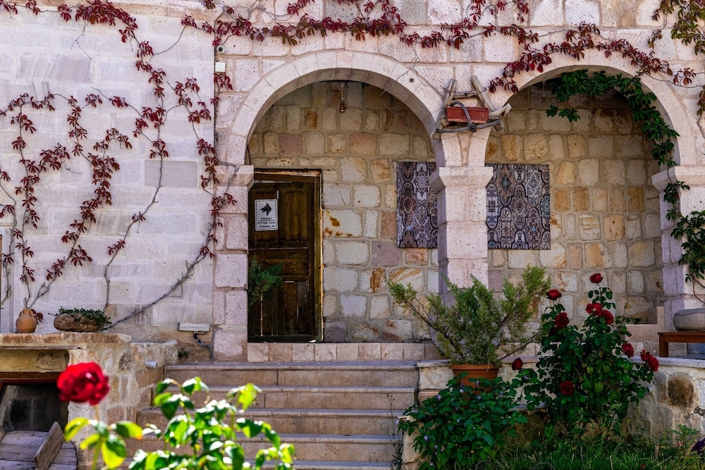 sinasos palace cave hotel