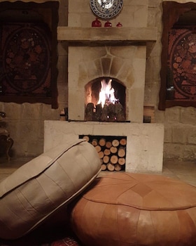 sinasos palace cave hotel