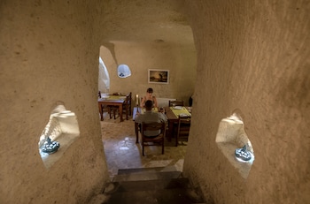 sinasos palace cave hotel