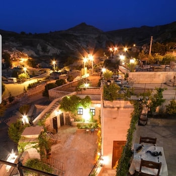 sinasos palace cave hotel