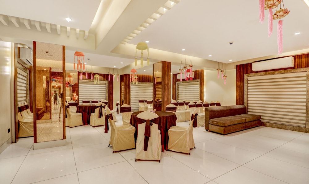 treebo radhe palace lake town