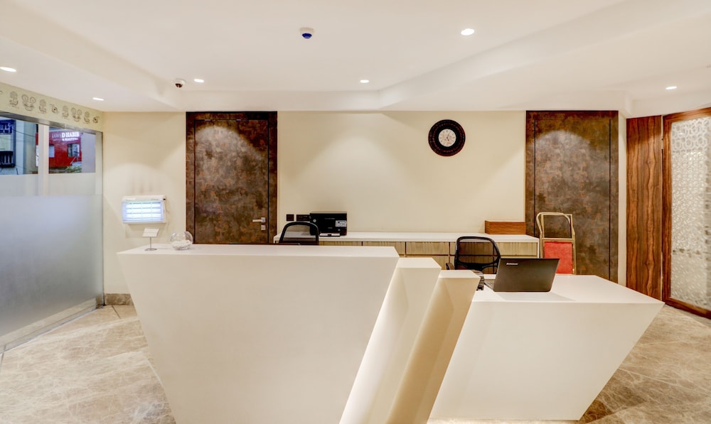 treebo radhe palace lake town