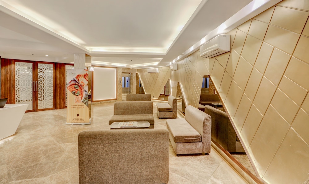 treebo radhe palace lake town