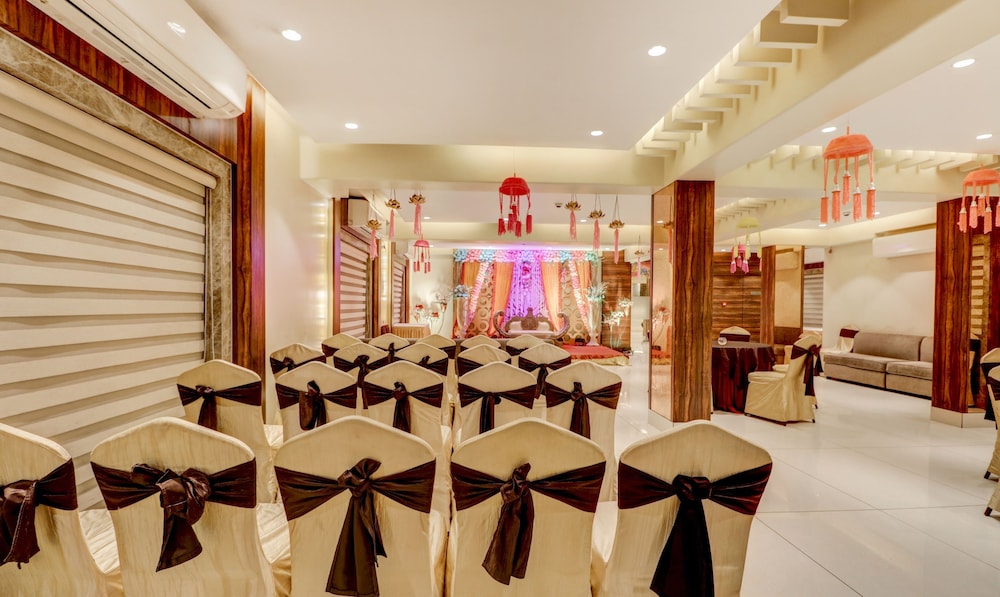 treebo radhe palace lake town