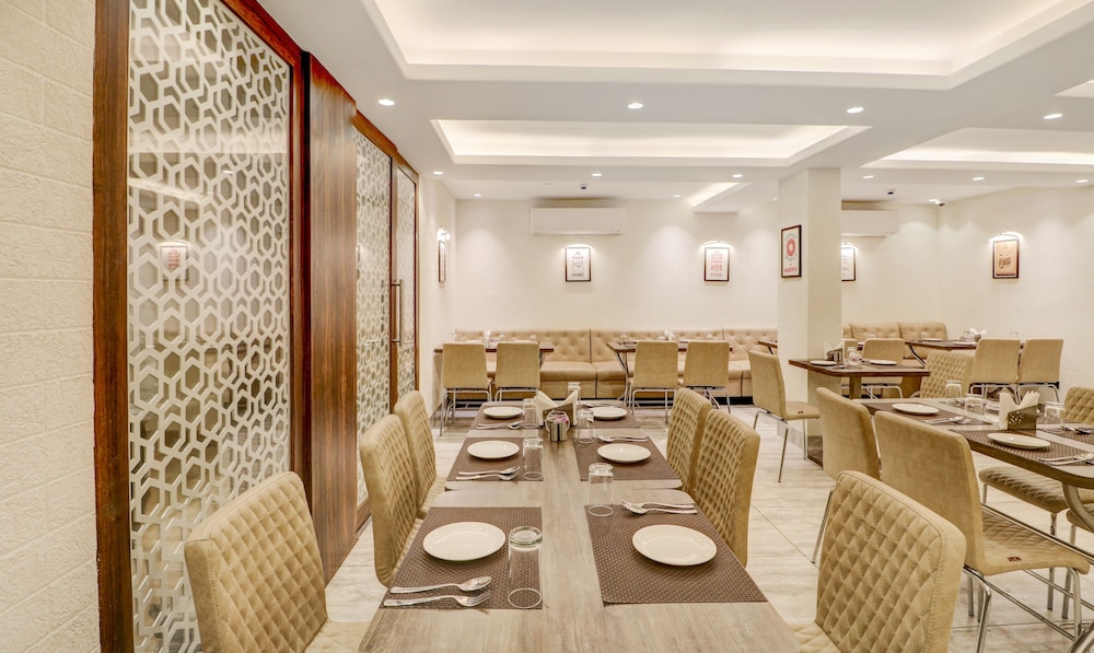 treebo radhe palace lake town