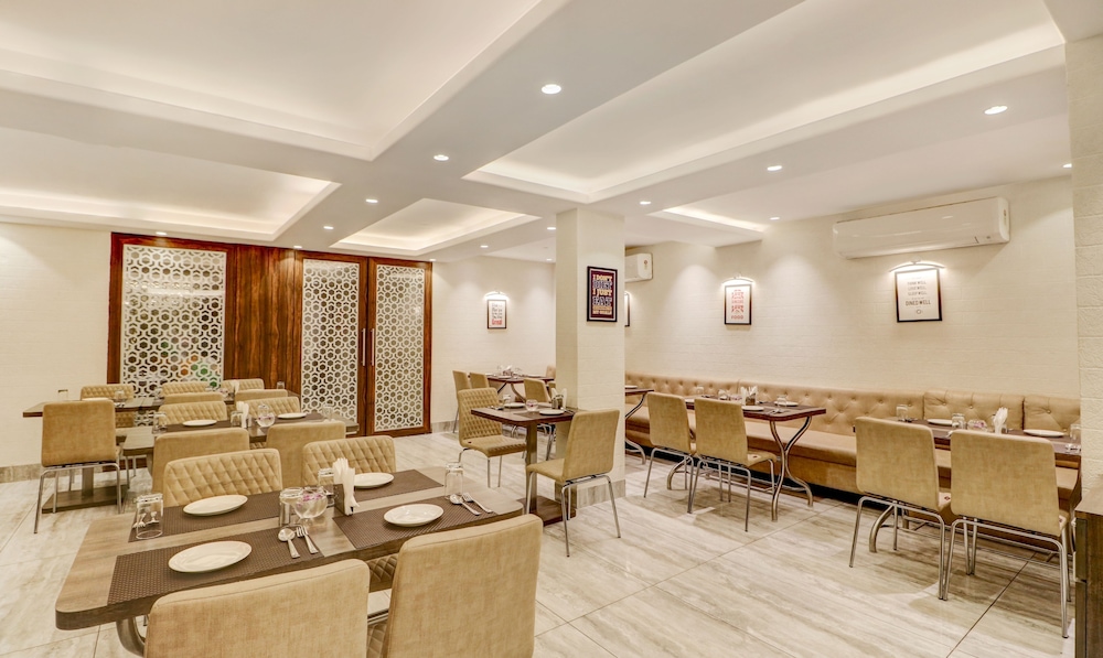 treebo radhe palace lake town