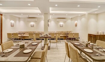 treebo radhe palace lake town