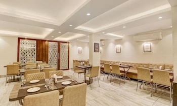 treebo radhe palace lake town