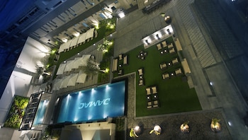 damac maison cour jardin