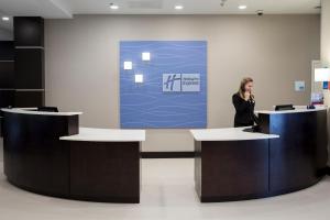 holiday inn express and suites edwardsville by ihg