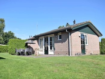 detached combined bungalow with a garden near the veluwe