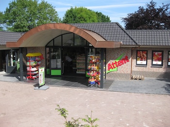 detached combined bungalow with a garden near the veluwe