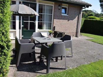 detached combined bungalow with a garden near the veluwe