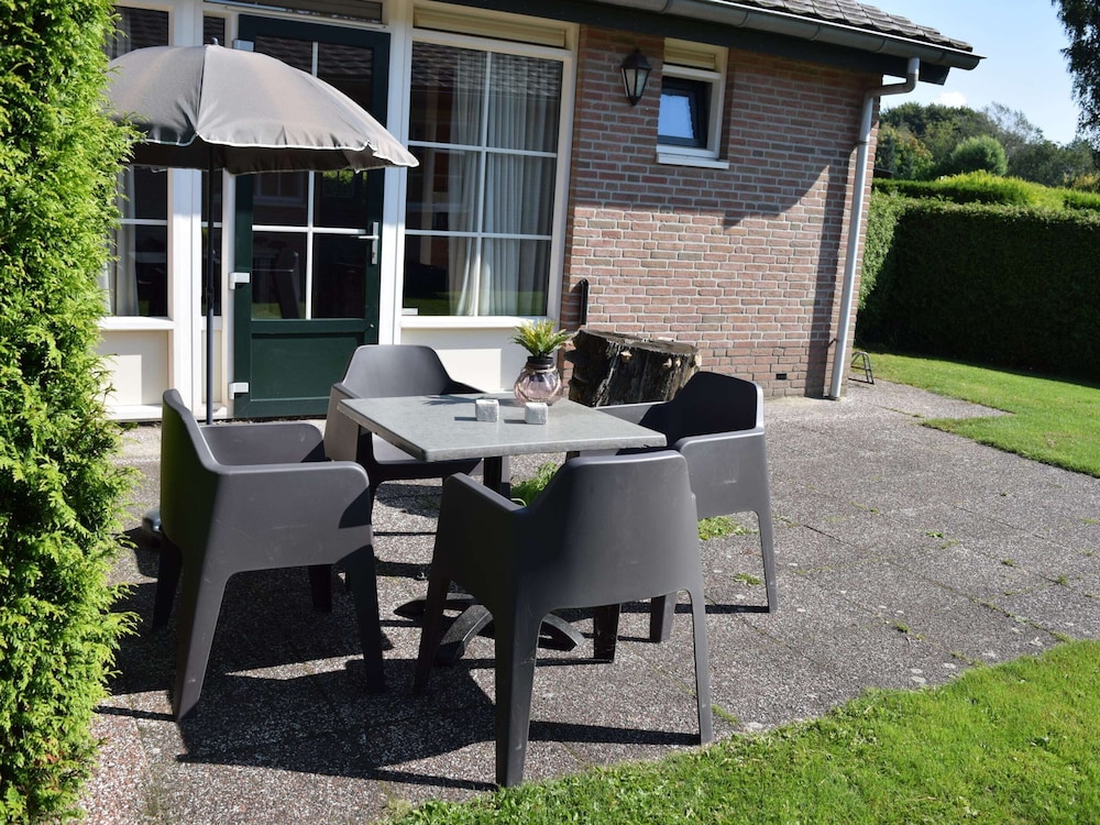 detached combined bungalow with a garden near the veluwe
