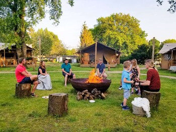 tent lodge with sanitary facilities at the bedafse bergen