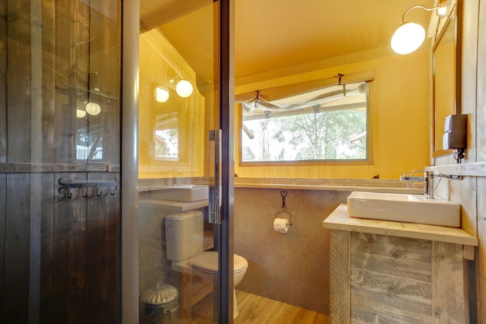 tent lodge with sanitary facilities at the bedafse bergen