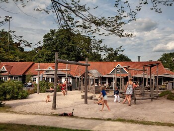 tent lodge with sanitary facilities at the bedafse bergen