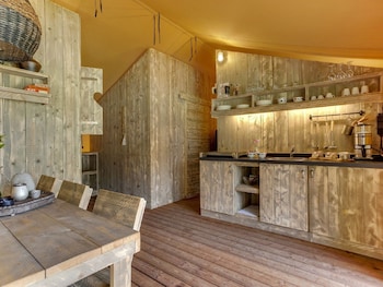 tent lodge with sanitary facilities at the bedafse bergen