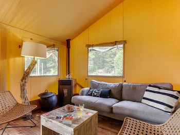 tent lodge with sanitary facilities at the bedafse bergen