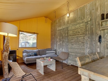 tent lodge with sanitary facilities at the bedafse bergen