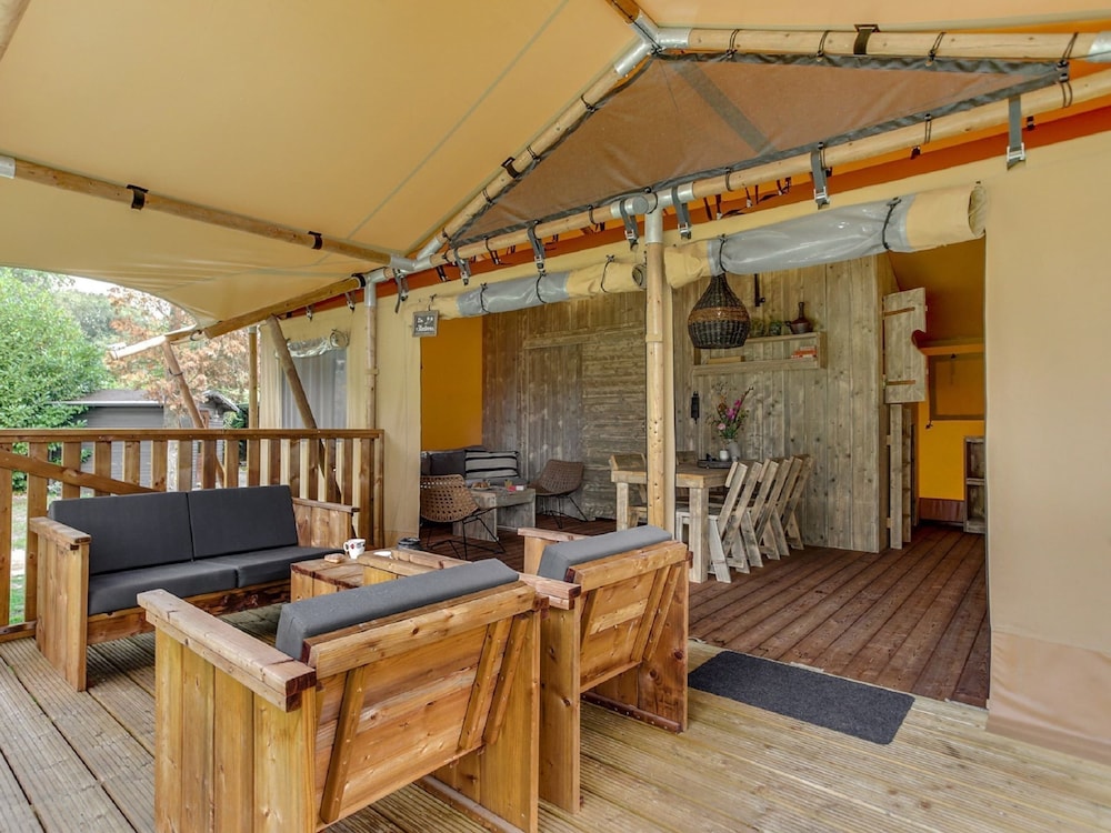 tent lodge with sanitary facilities at the bedafse bergen