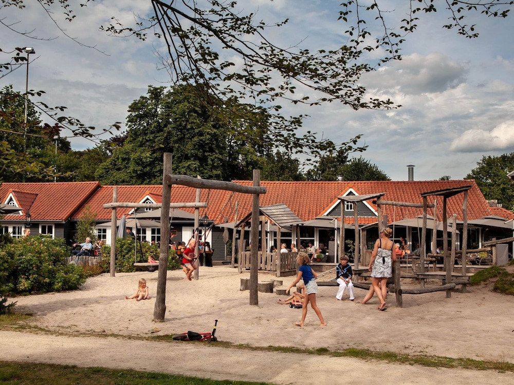 tent lodge with sanitary facilities at the bedafse bergen