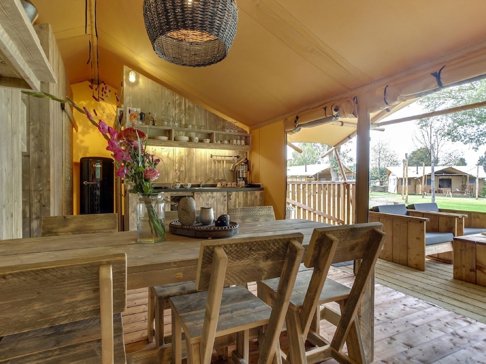 tent lodge with sanitary facilities at the bedafse bergen