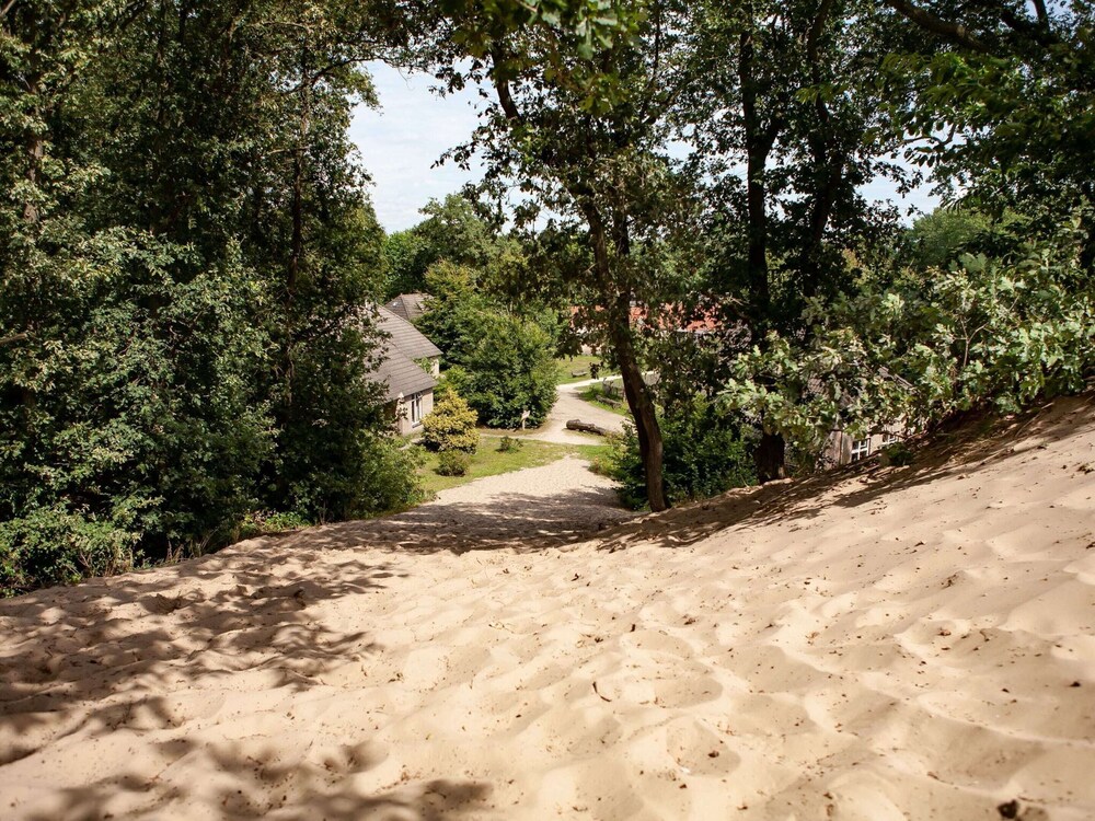 tent lodge with sanitary facilities at the bedafse bergen