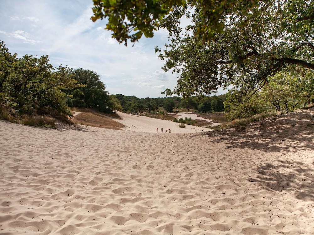 tent lodge with sanitary facilities at the bedafse bergen