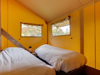 tent lodge with sanitary facilities at the bedafse bergen