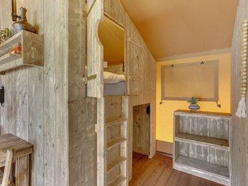 tent lodge with sanitary facilities at the bedafse bergen