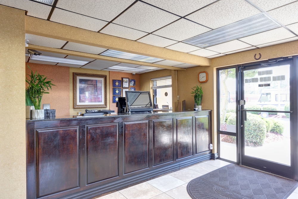 deluxe inn fayetteville i 95 exit 49