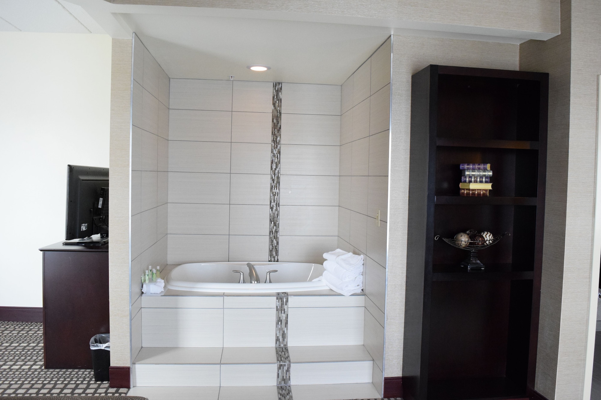 holiday inn express and suites geneva finger lakes by ihg