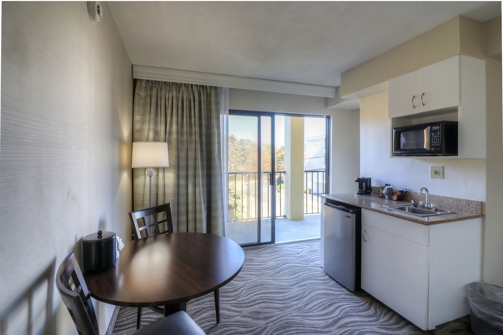 the breakers hotel and suites