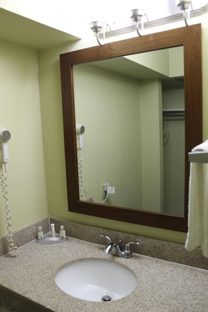 quality inn and suites university area
