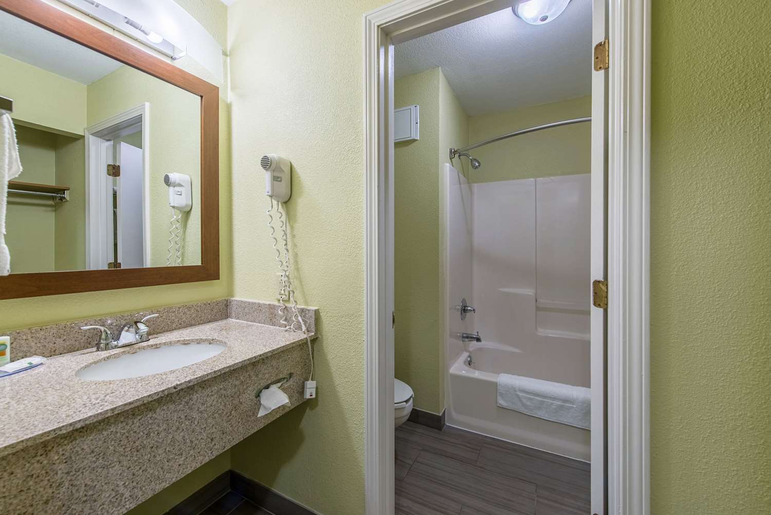 quality inn and suites university area