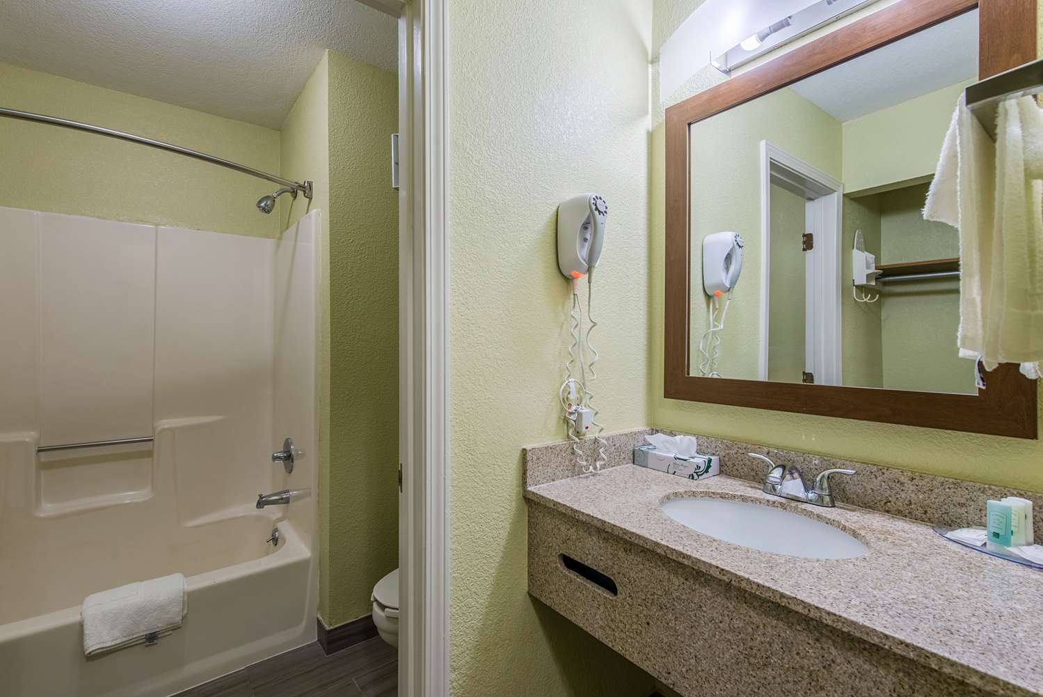 quality inn and suites university area