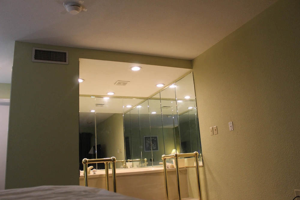 quality inn and suites university area