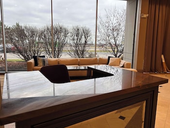 skyline hotel detroit airport surestay collection by bw