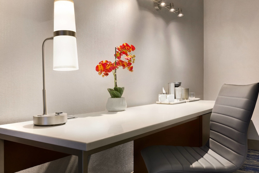 skyline hotel detroit airport surestay collection by bw