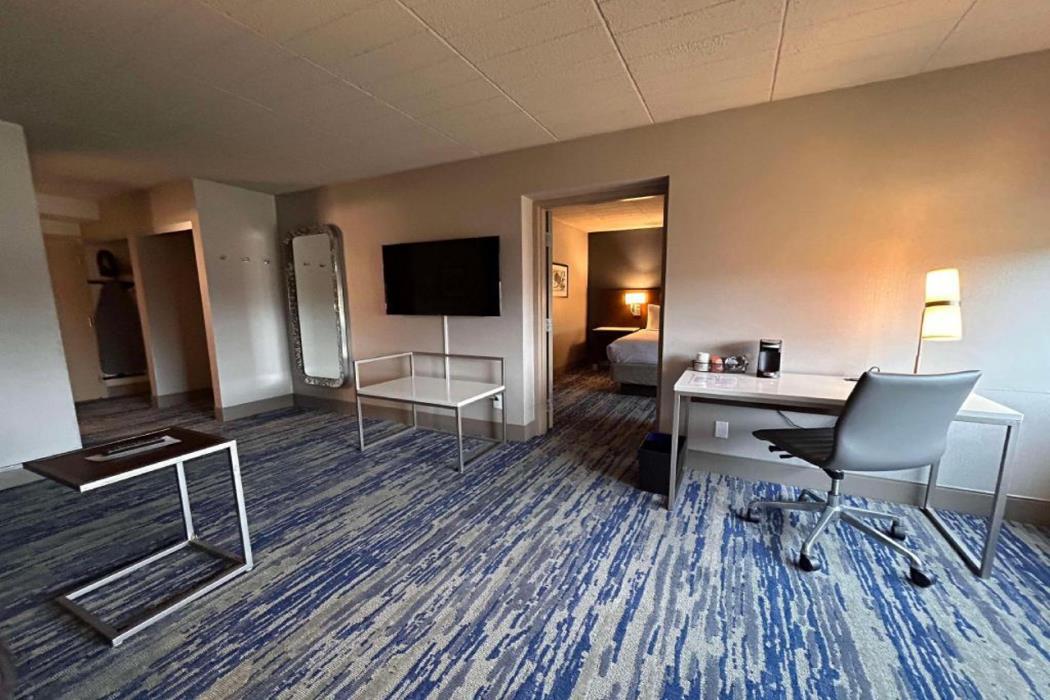 skyline hotel detroit airport surestay collection by bw