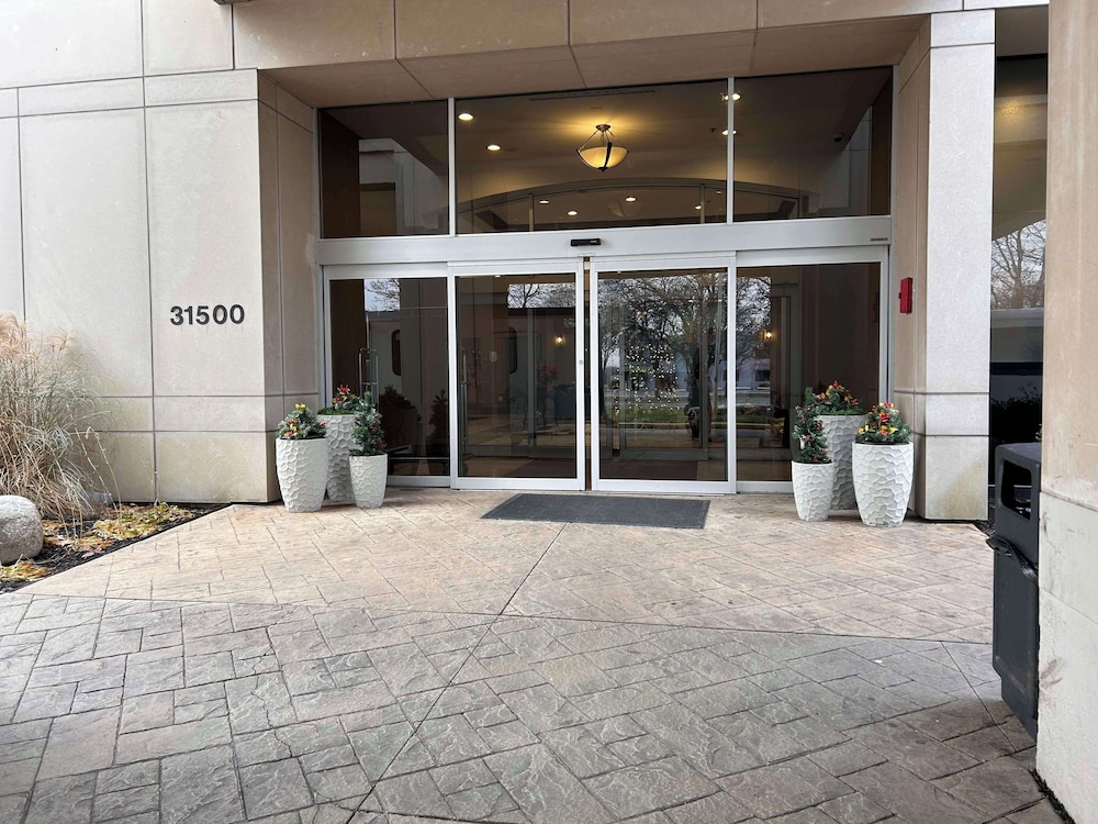 skyline hotel detroit airport surestay collection by bw