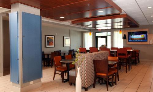 holiday inn express and suites omaha south ralston